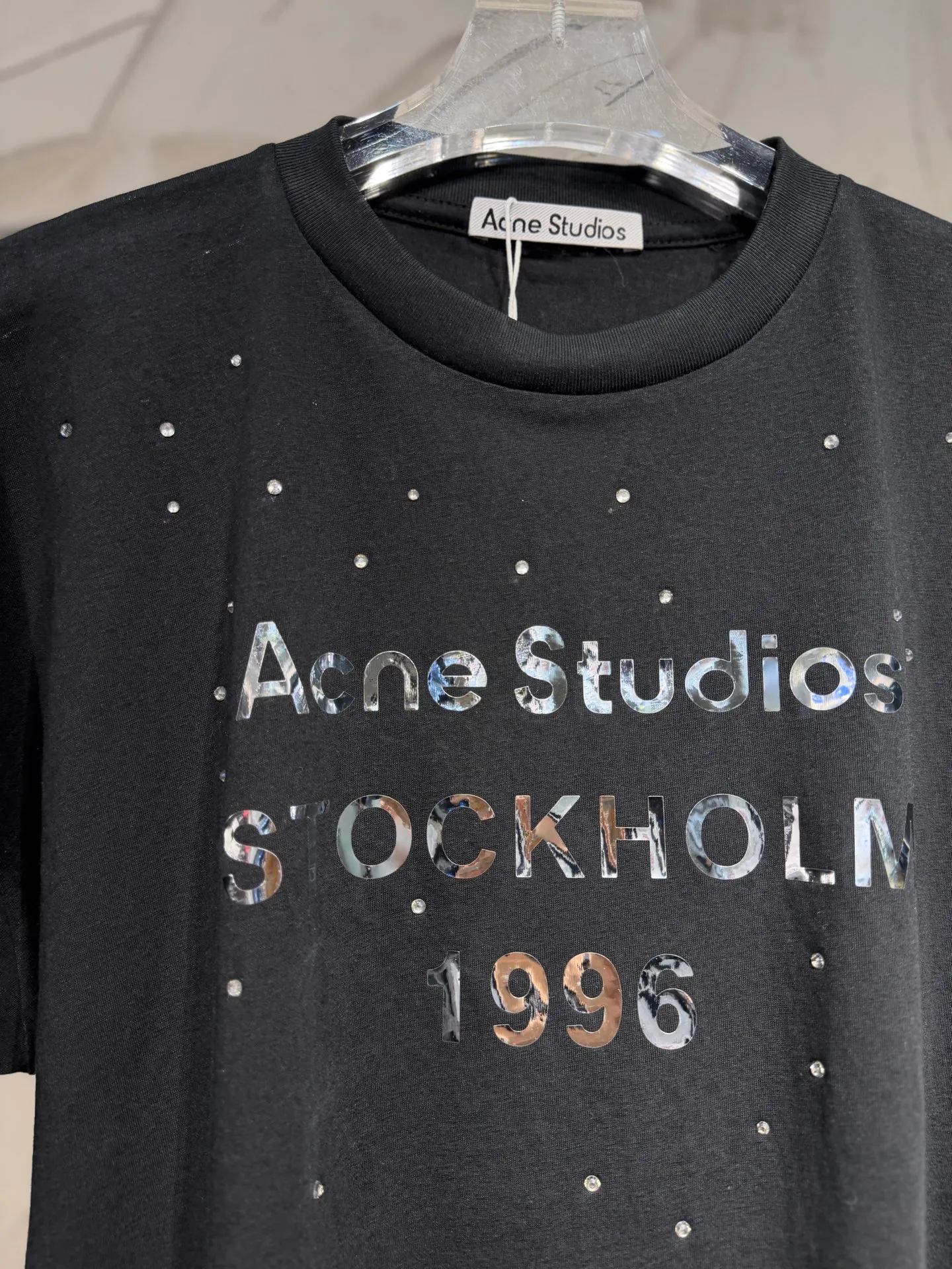 Acne Studios New Arrival North America Limited Laser Silver Series Hot Diamond T-Shirt Acne Studios Highest Version Short Sleeve Series Short Sleeve T-shirt I can't help but love the T os version. It is not picky. The snowflake cotton fabric feels soft and smooth and is not easy to wash. The fabric has been treated so it is stronger than the Quality counter. It can be used as sun protection clothing in summer. The same fabric as the original one is relatively thin. The feel and count are in place. The yellowing effect is cool and the printing effect is also in place. Details are online See comparison 1 color four sizes #short-sleeved t-shirt # #acne Color: White Black Size: S M LXL